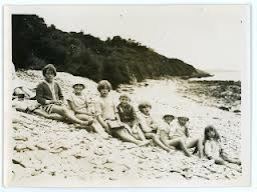 Photo de famille prise près de la mer, dans la maison de vacances.