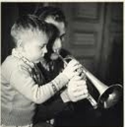 Boris et son fils, Patrick, jouant de la trompette.