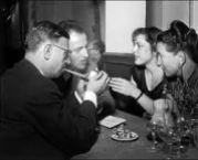 Conversation animée autour d'une table, dans un des nombreux bars de Saint-Germain-des-Prés. Avec Boris Vian, Jean-Paul Sartre, Juliette Gréco et Simone de Beauvoir.